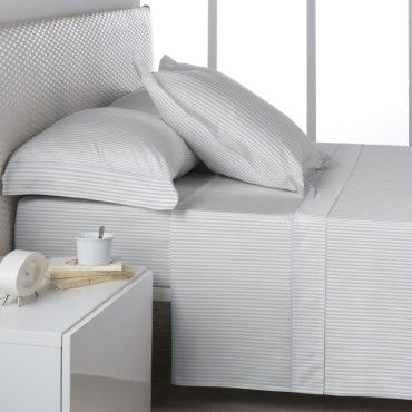 Juego de sábanas satén listado perla, escena de cama