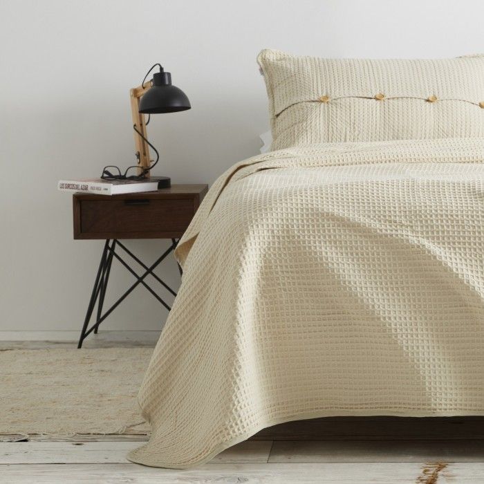Colcha de algodón Banús crema escena de cama