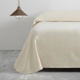 Colcha tejida Bali crema escena de cama