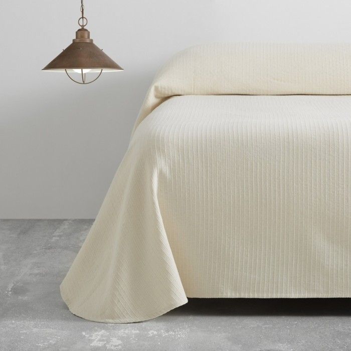 Colcha tejida Bali crema escena de cama