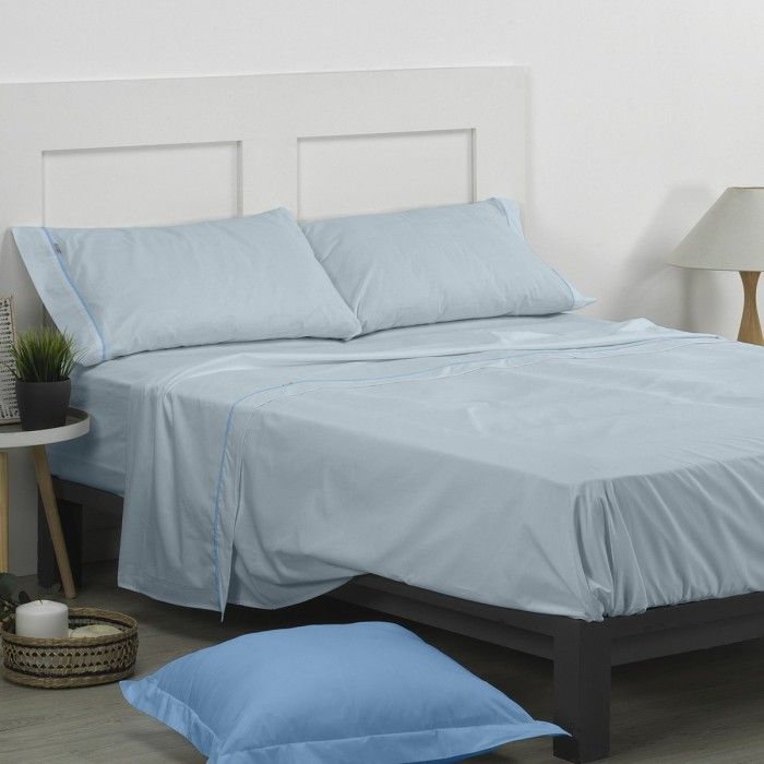 Juego de sábanas liso azul celeste escena de cama