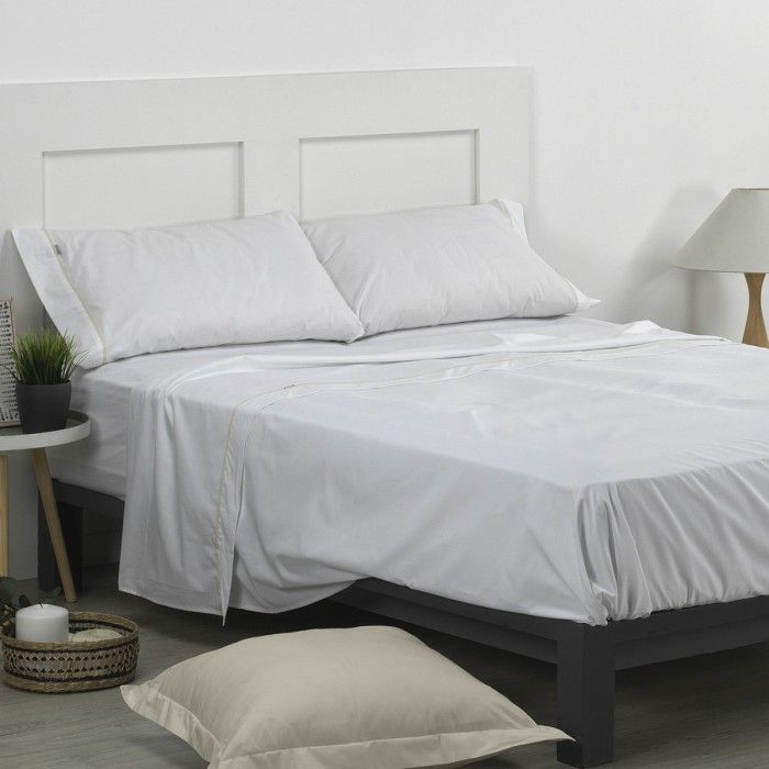 Juego de sábanas liso blanco escena de cama