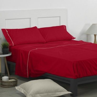 Juego de sábanas liso burdeos escena de cama