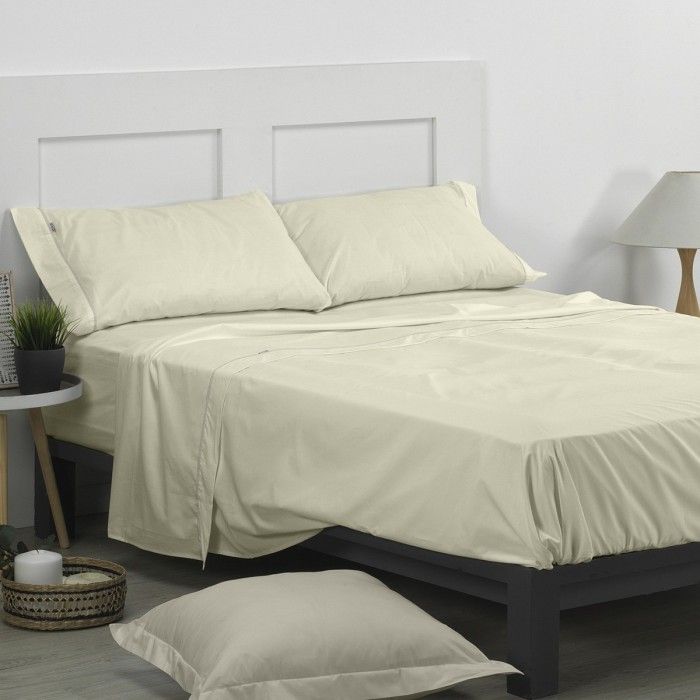 Juego de sábanas liso crema escena de cama