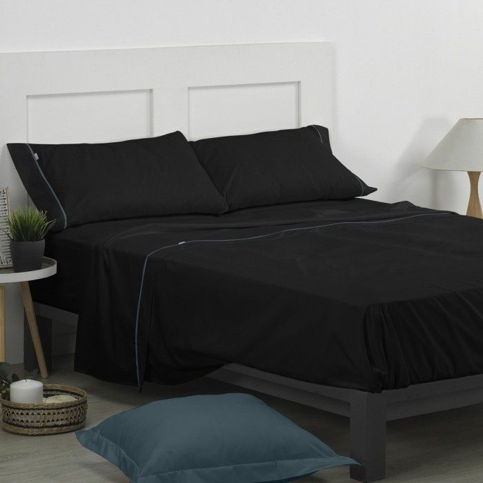 Juego de sábanas liso negro escena de cama