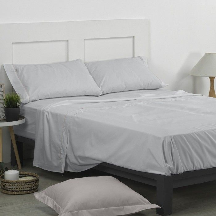 Juego de sábanas liso perla escena de cama