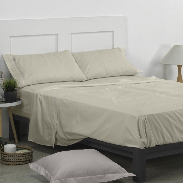 Juego de sábanas liso piedra escena de cama