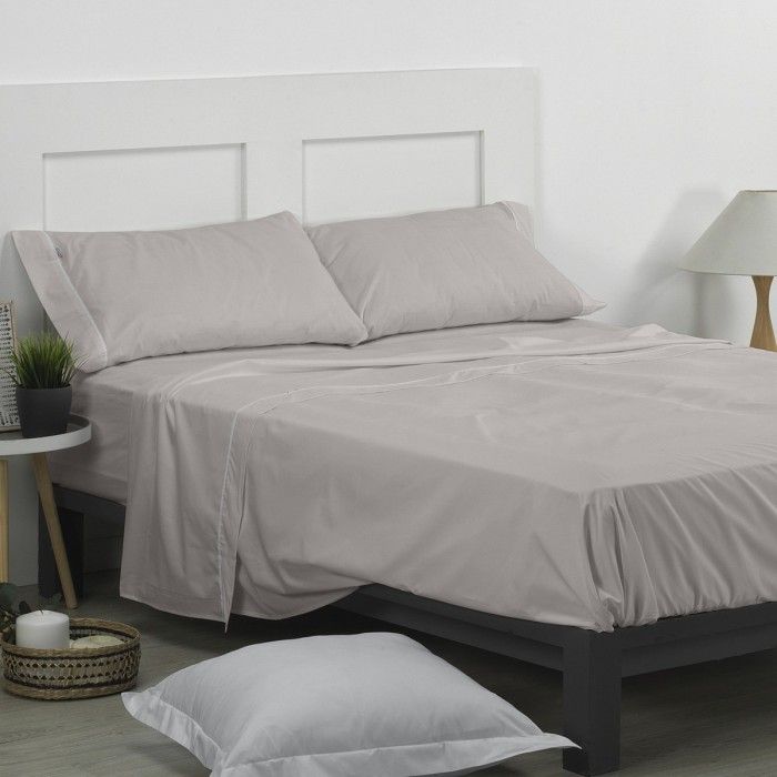 Juego de sábanas liso plomo escena de cama