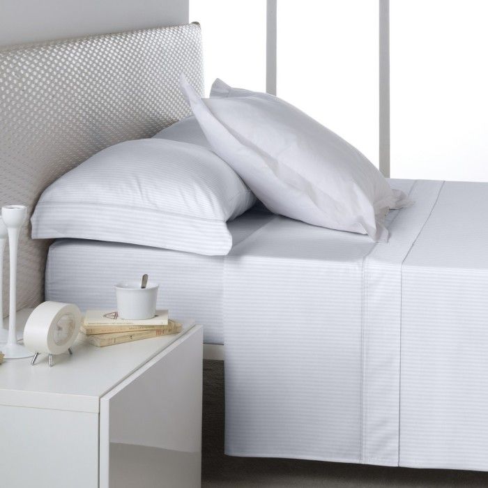 Juego de sábanas satén listado escena de cama