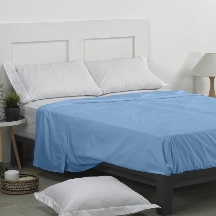 Sábana encimera 50/50 azul claro escena de cama
