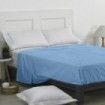 Sábana encimera 50/50 azul claro escena de cama