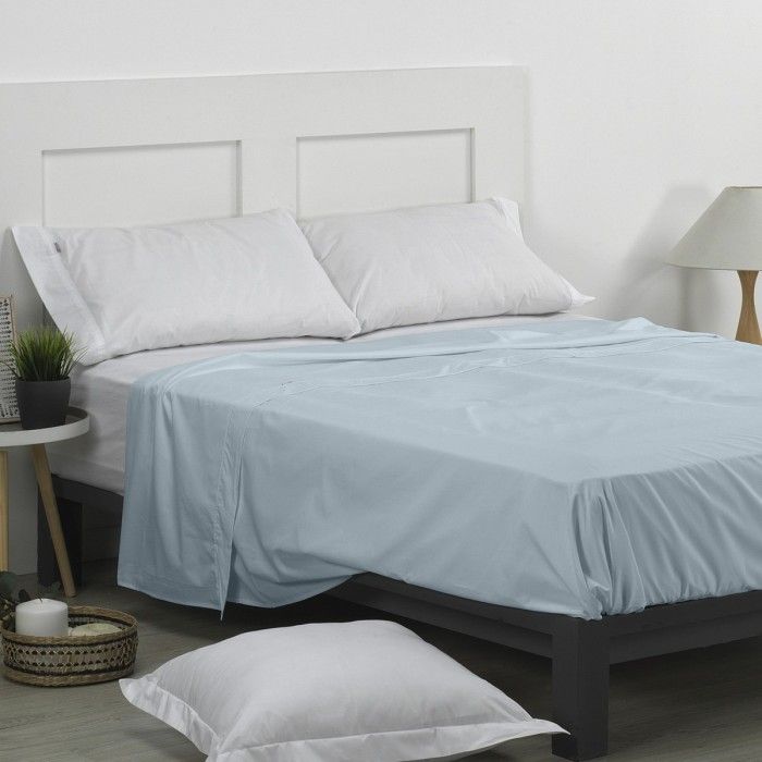 Sábana encimera 50/50 azul celeste escena de cama