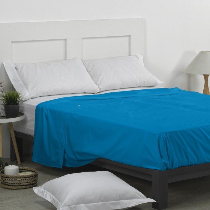 Sábana encimera 50/50 azul escena de cama