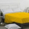 Sábana encimera 50/50 mostaza escena de cama