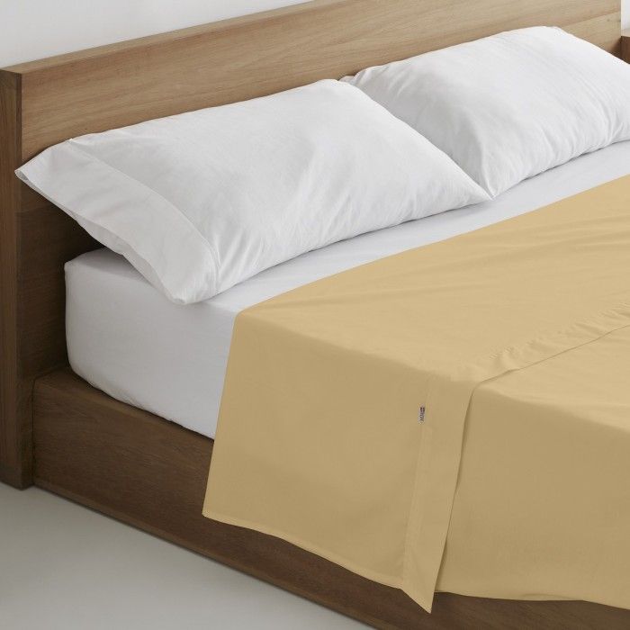 Sábana encimera algodón beige escena de cama