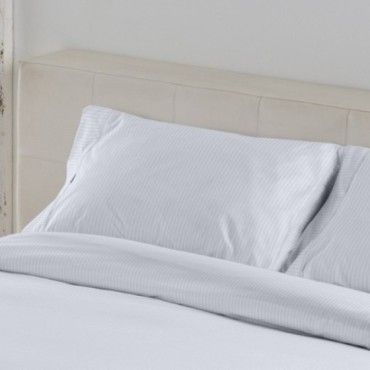 Funda de almohada satén listado blanco escena de cama