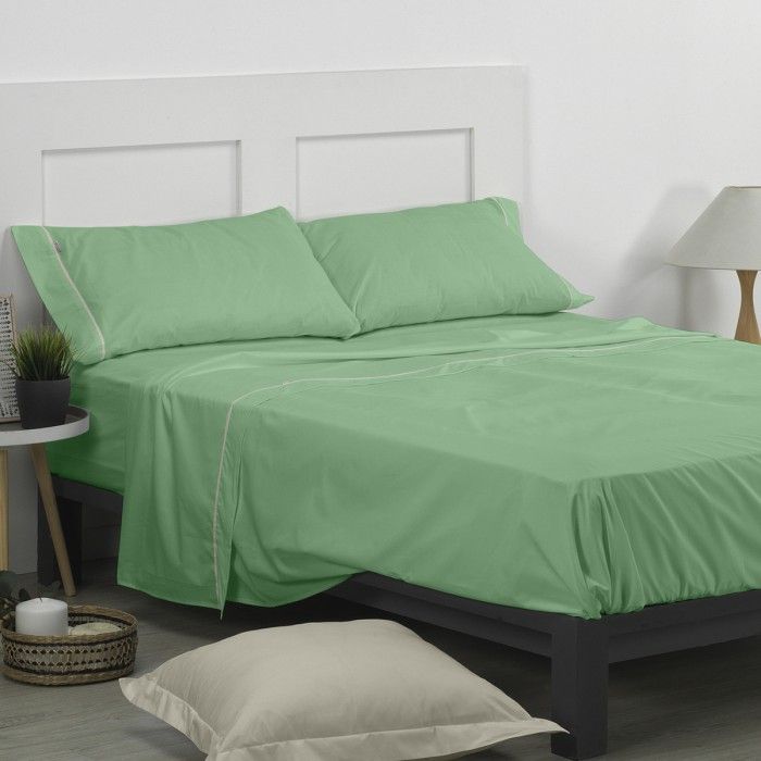Juego de sábanas liso color albahaca, escena de cama