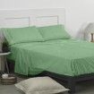 Juego de sábanas liso color albahaca, escena de cama