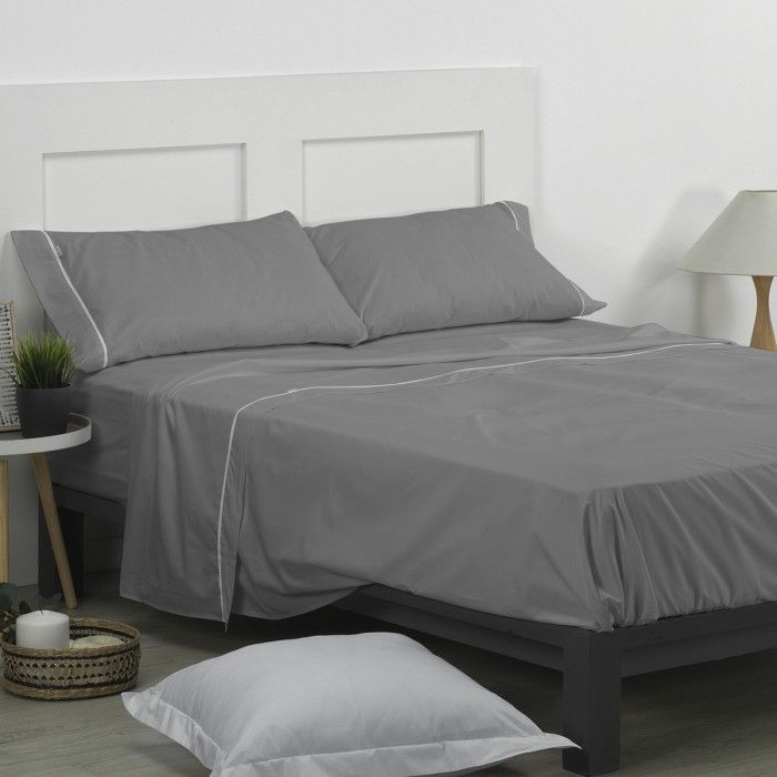 Juego de sábanas liso color titanio, escena de cama
