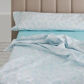 Juego de sábanas estampado Lara aqua, escena de cama
