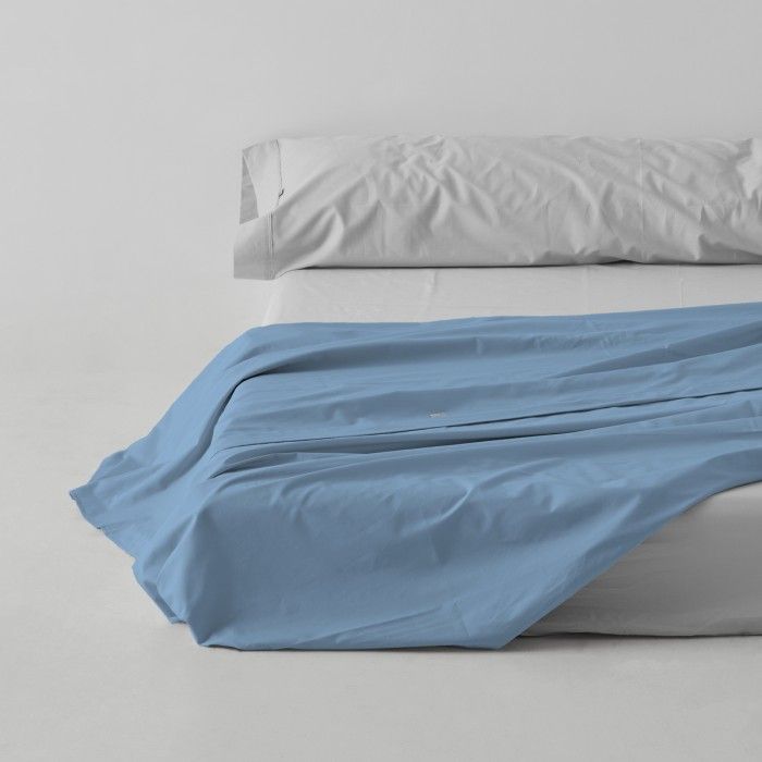 Sábana encimera algodón poliéster azul claro escena de cama