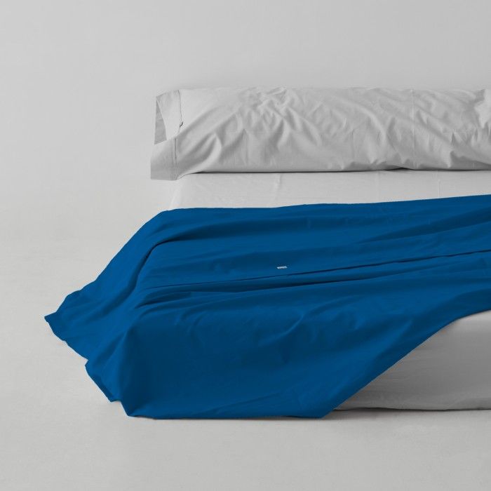 Sábana encimera algodón azulón escena de cama