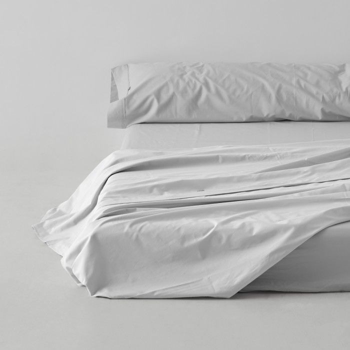 Sábana encimera algodón blanco escena de cama