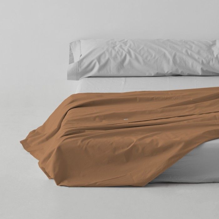 Sábana encimera algodón marrón escena de cama
