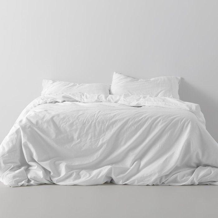 Funda nórdica lisa algodón blanco escena de cama