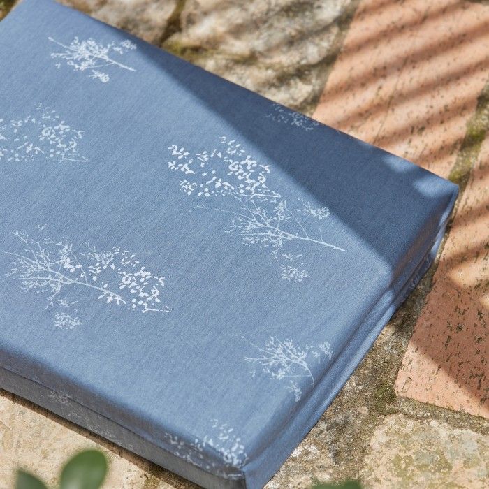 Juego de sábanas Vairy azul detalle del dibujo en bolsa de tela