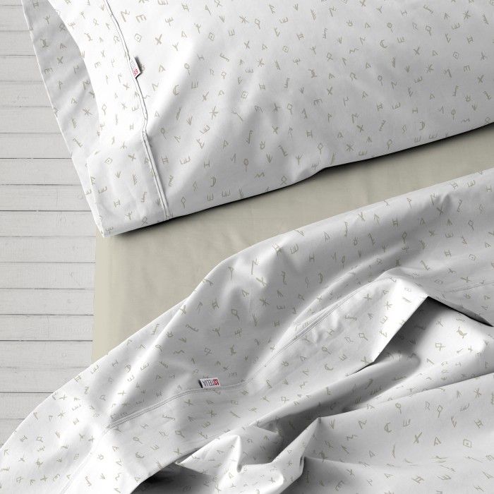 Juego de sábanas Íber piedra escena de cama detalle dibujo