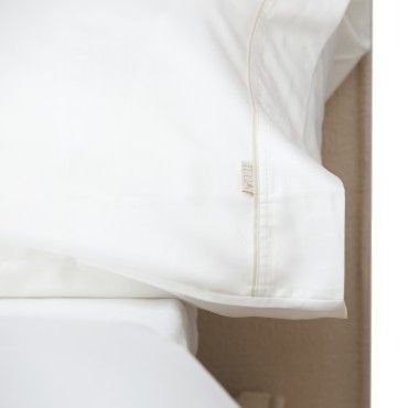 Funda de almohada algodón 600 hilos blanco cierre en tapa y solapa bies hueso detalle