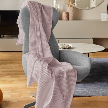 Plaid de Algodón Banús Rosa sobre butaca