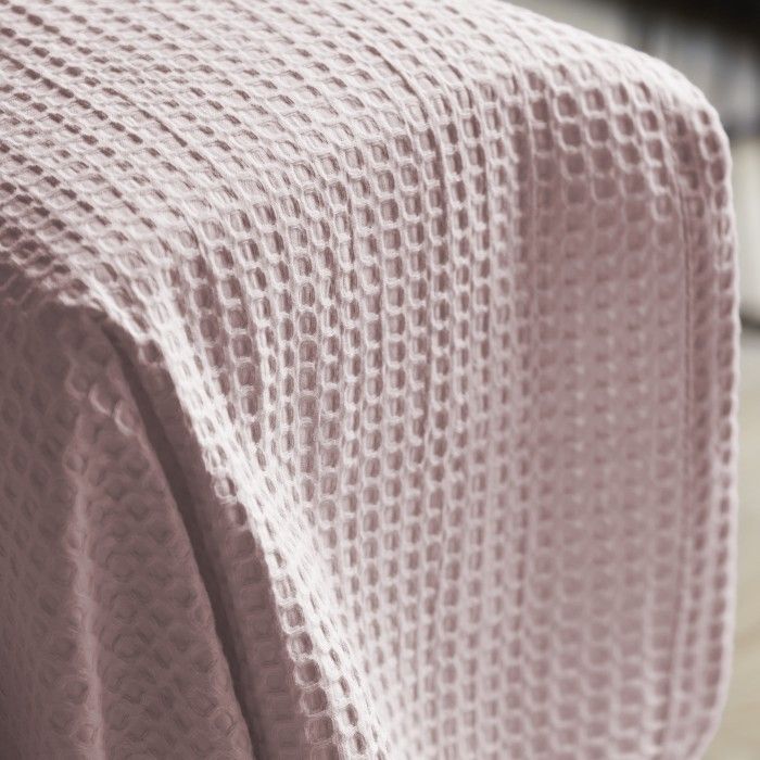 Plaid de Algodón Banús Rosa sobre sofá