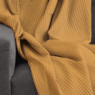 Plaid de Algodón Banús mostaza sobre sofá