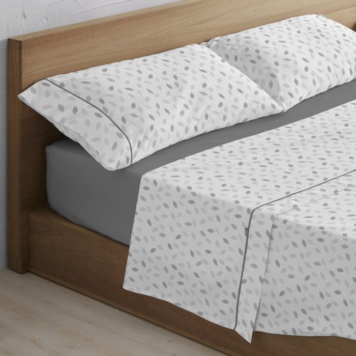 Lucy Gris Escena Cama