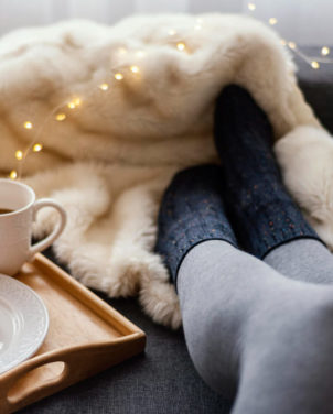 mujer en el sofá en invierno