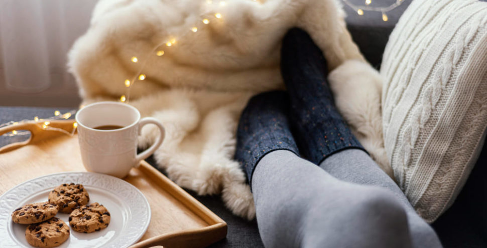 mujer en el sofá en invierno