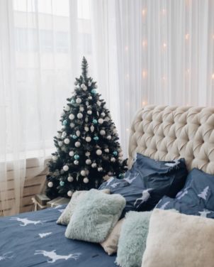 sofá y árbol de Navidad