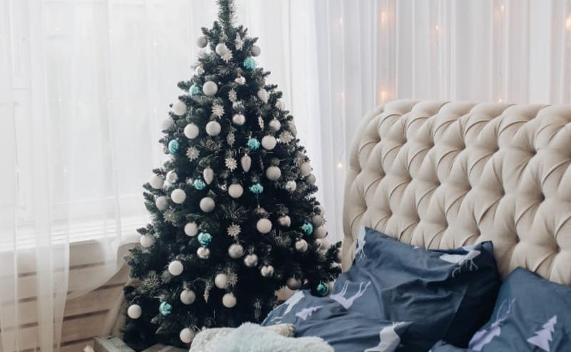 sofá y árbol de Navidad