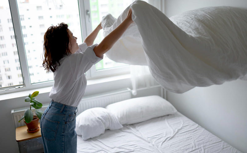 mujer haciendo la cama