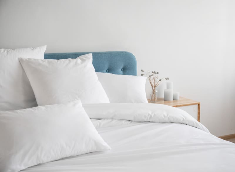 almohadas blancas edredón cama