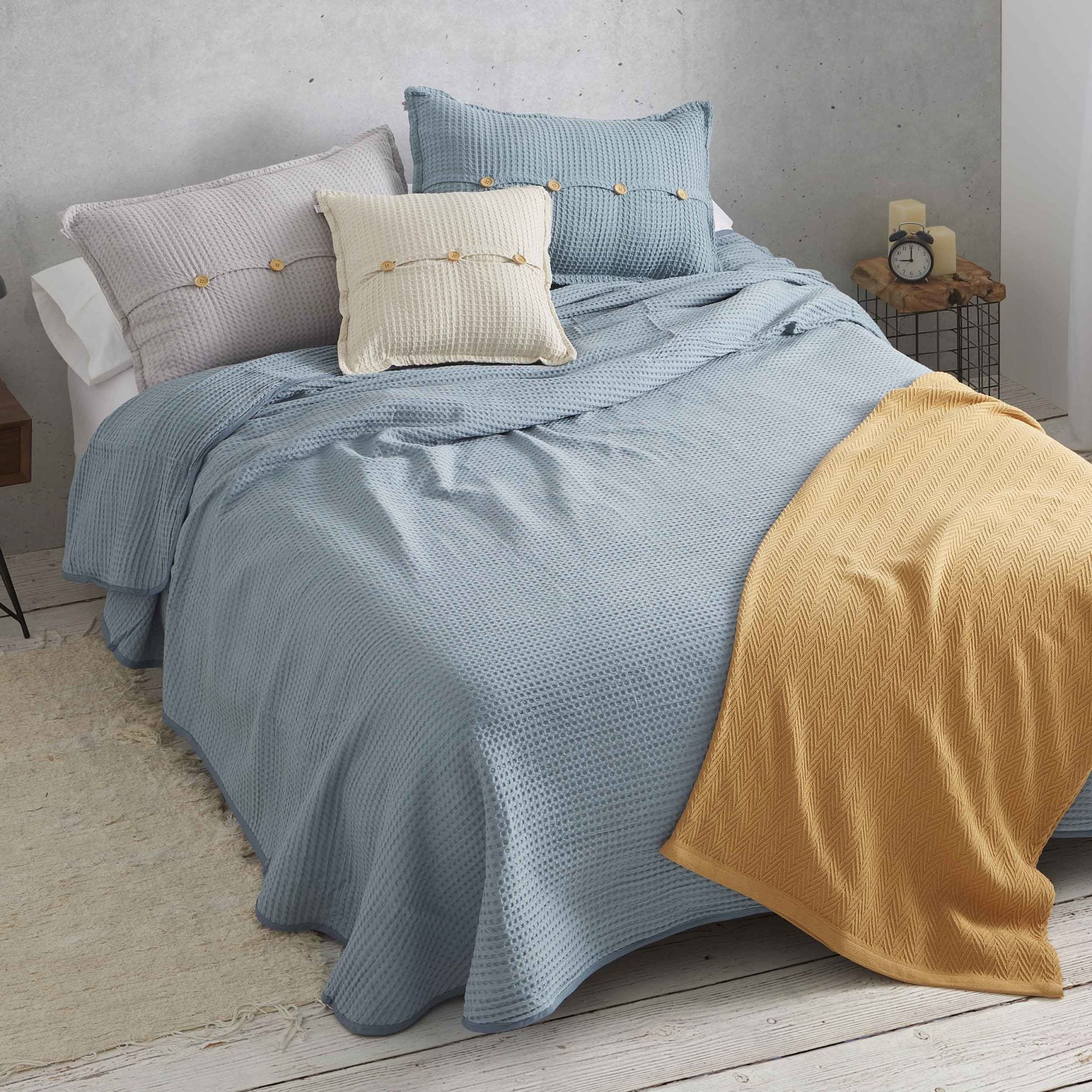 Colchas ligeras y transpirables: La clave para una cama fresca en verano