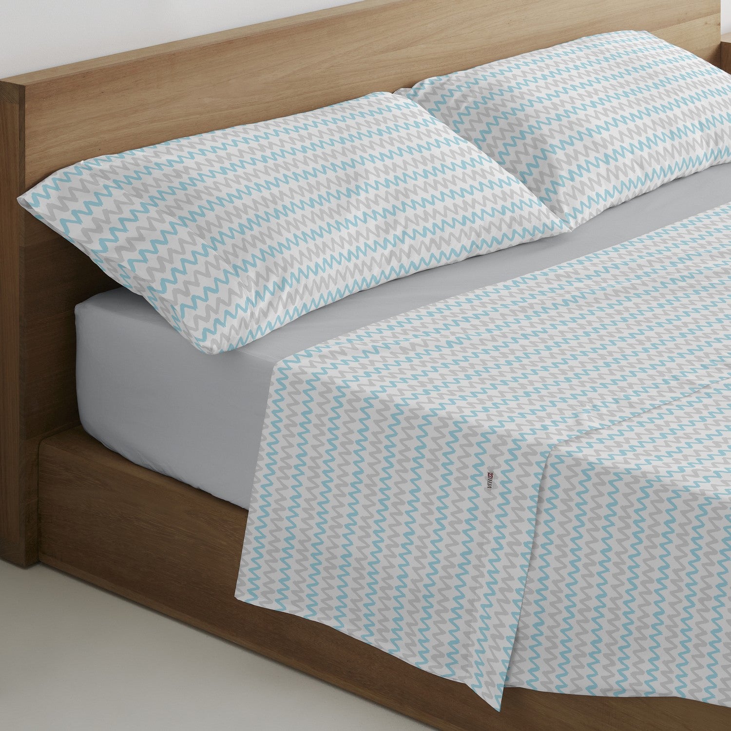 Juego de sábanas estampado Cloe azul, escena de cama