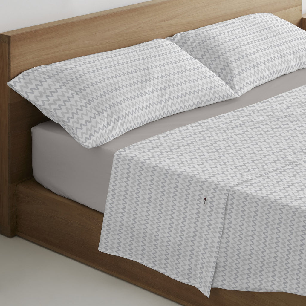 Juego de sábanas estampado Cloe gris, escena de cama