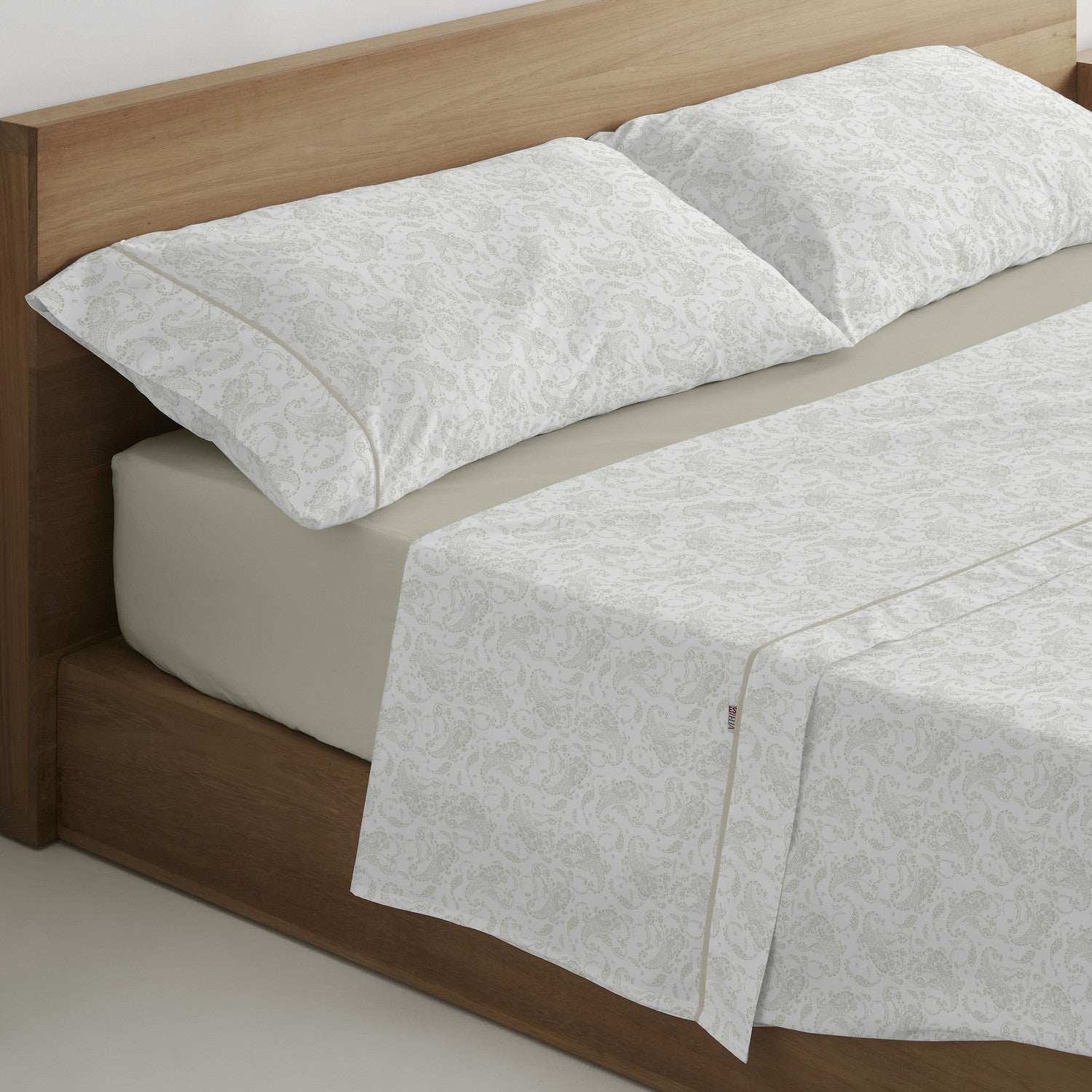 Juego de sábanas estampado Lara piedra, escena de cama