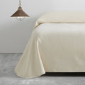 Colcha tejida Bali crema escena de cama