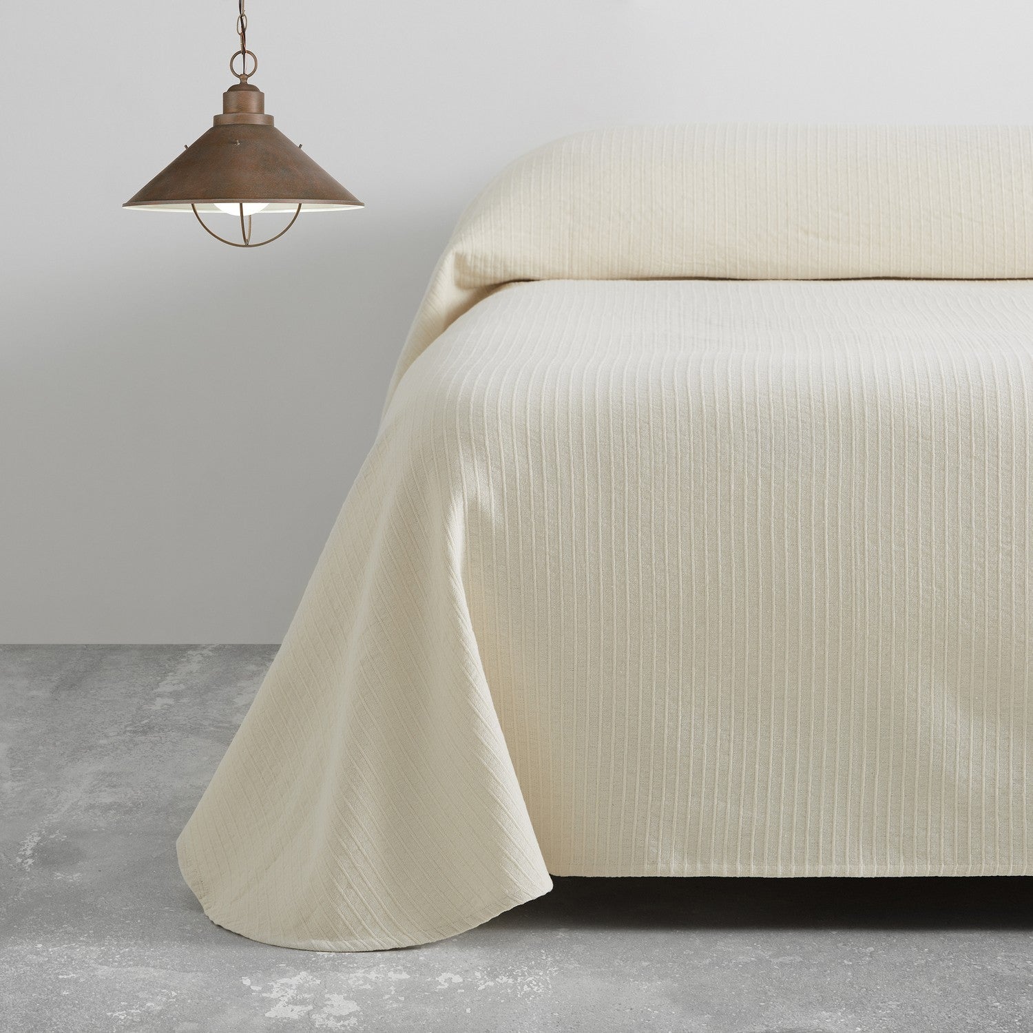 Colcha tejida Bali crema escena de cama