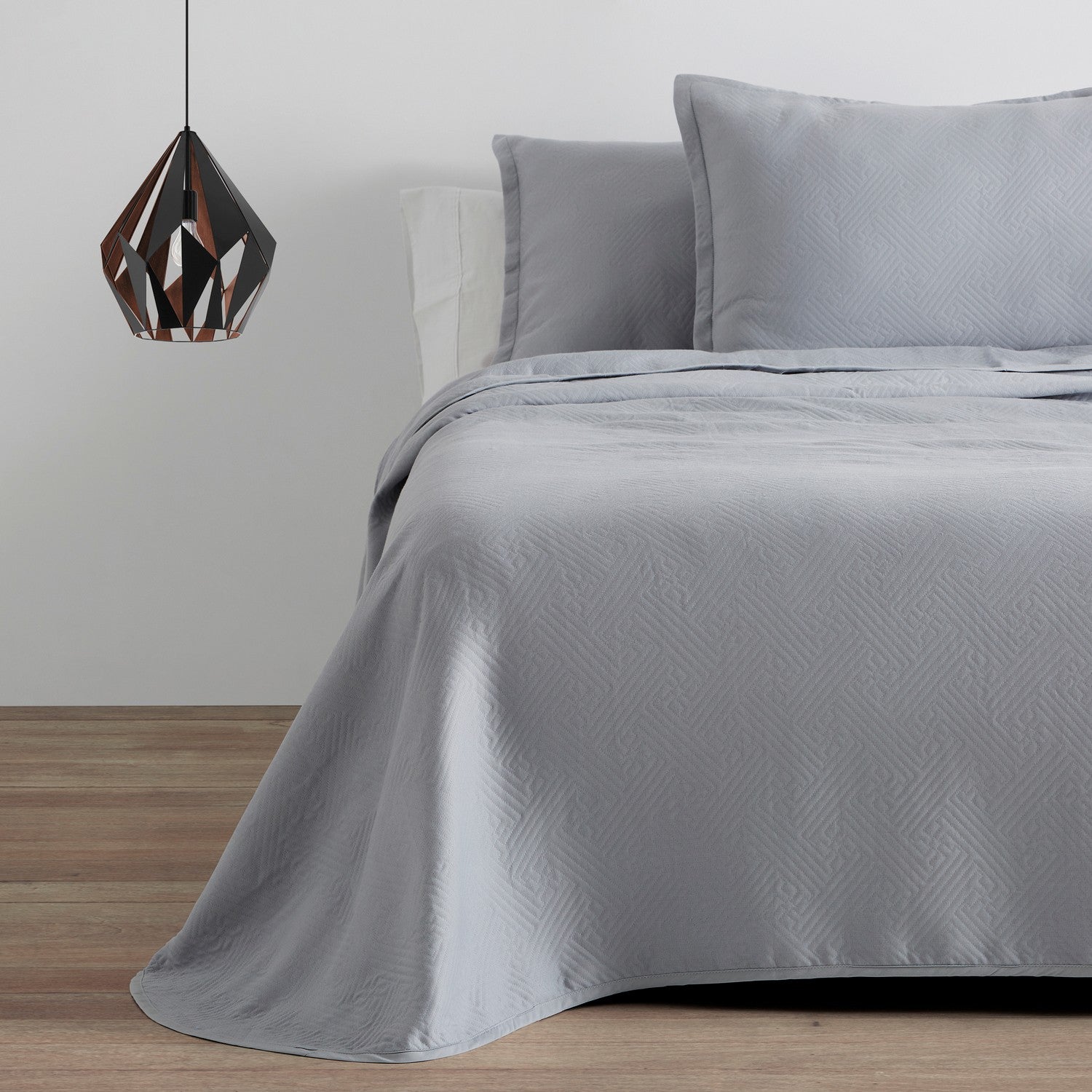 Colcha tejida + funda cojín Lines perla escena de cama
