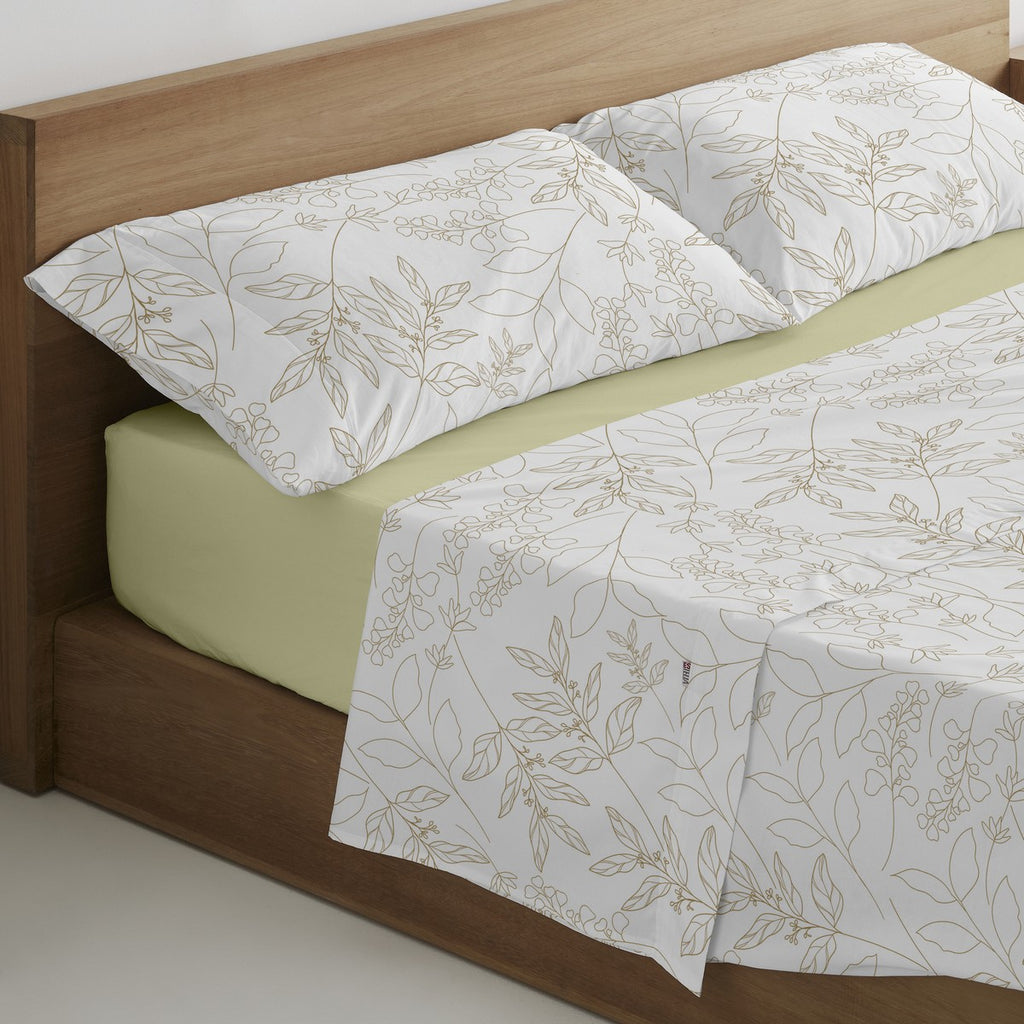 Juego de sábanas estampado Circe crema, escena de cama